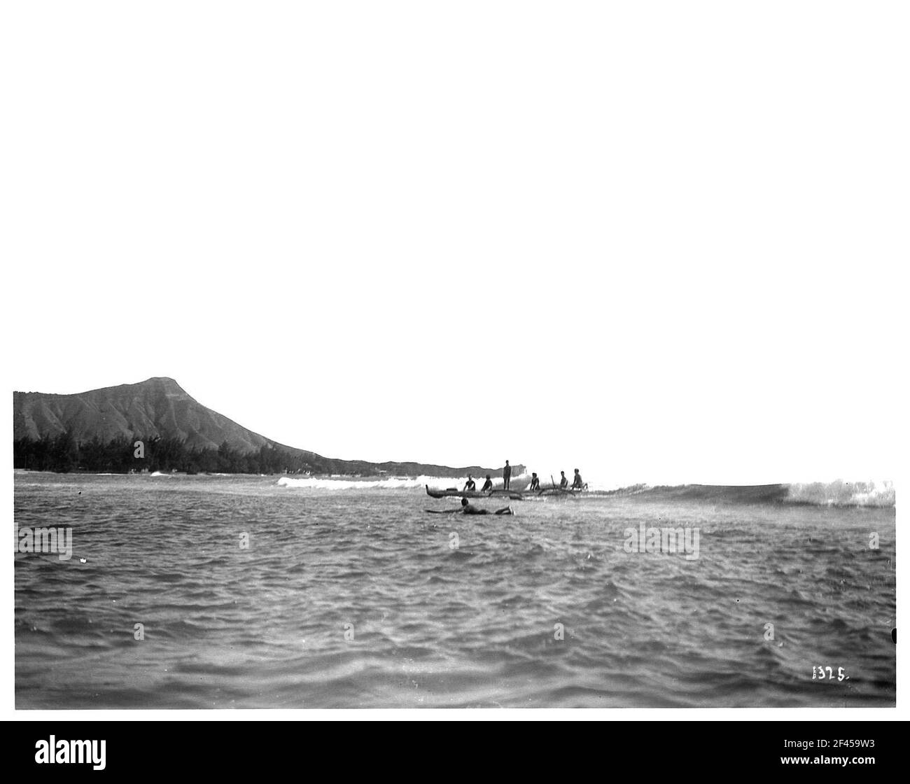 Honolulu-Waikiki. Männer in Booten im Surfen auf dem Pazifik Stockfoto