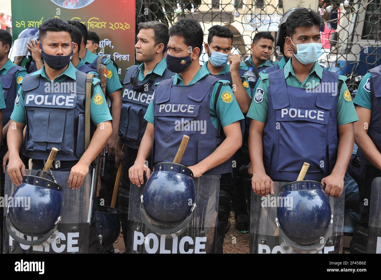 Tausende von Hifazat-e-Islam-Anhängern versammelten sich nach dem Jumma-Gebet in der Nationalmoschee in Dhaka, Bangladesch, am 19. März 2021. Mit ihren Schuhen in den Händen klatschten sie und riefen: 'Modi, du gehst zurück', 'Modi ist ein Mörder', 'Modi hat keinen Zutritt in Bangladesch'. (Foto von MD Saiful Amin/Pacific Press/Sipa USA) Stockfoto