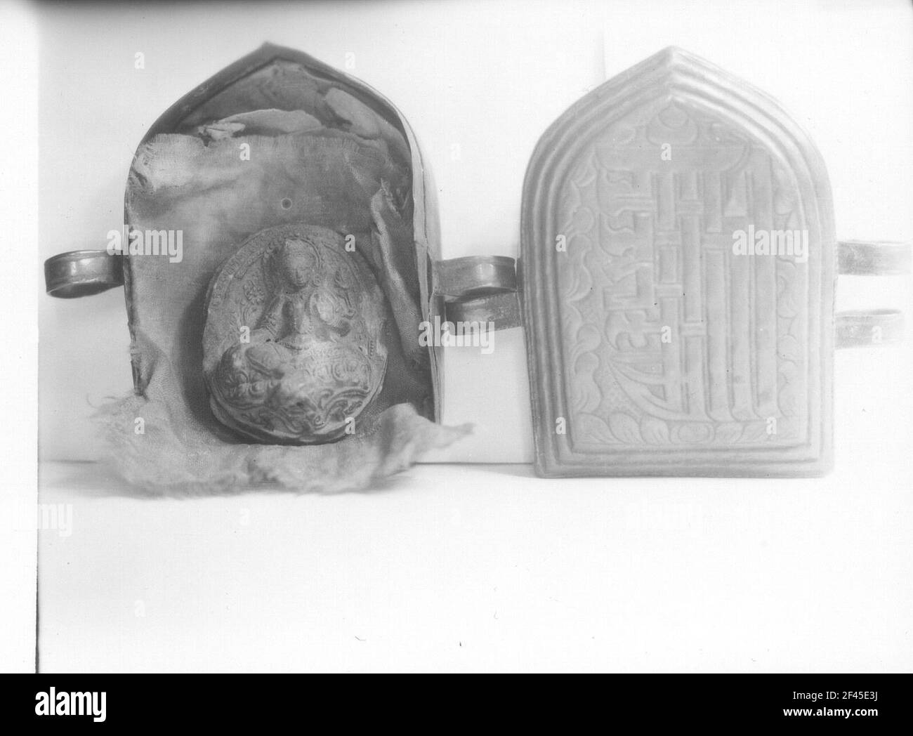 Amulett-Box mit Soogen. Medizinischer Buddha (hier Bodhisattva Maitreya mit Lotusblüte und Wasserpfeize zur Reinigung) Stockfoto