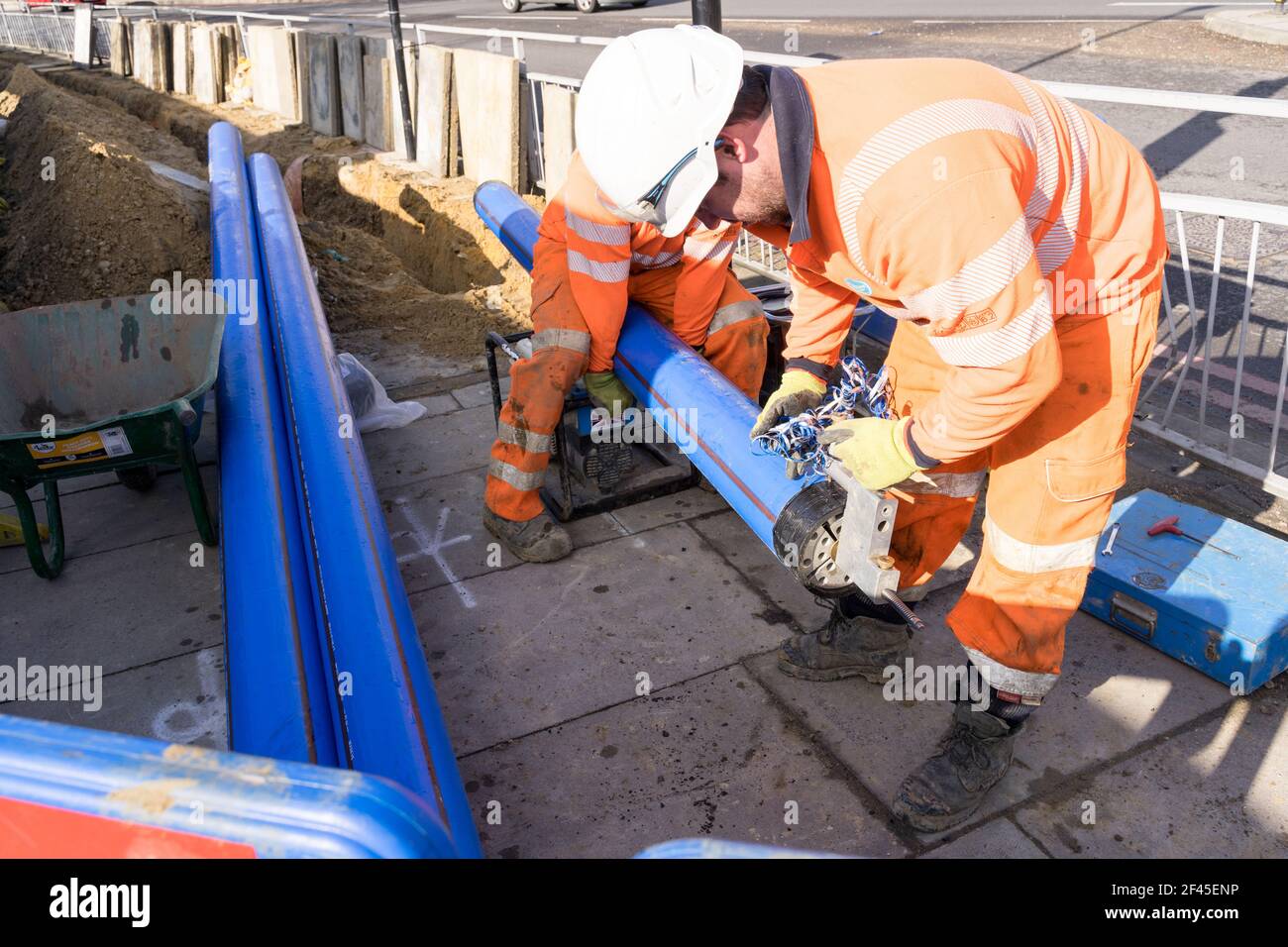 Die Wasseringenieure von Thames bereiten den Endverbinder vor, wenn sie elastisch installieren Neue Wasserleitungen in London Stockfoto