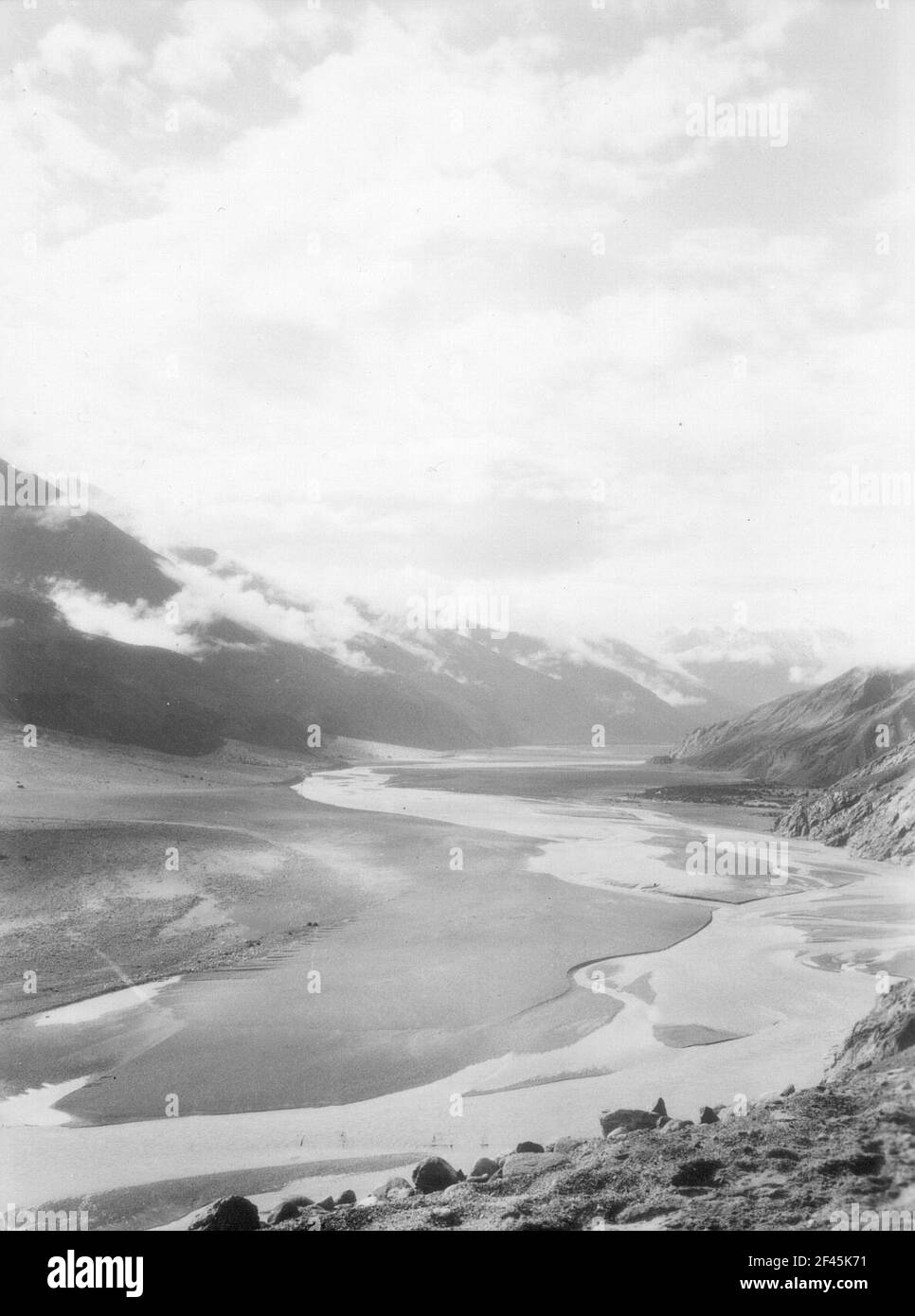 Indien. Kaschmir. Ladakh. Shyok Tal bei Kalsar, Blick nach oben (Nordwesten). Links Ladakh Kette, rechts Karakorum Stockfoto