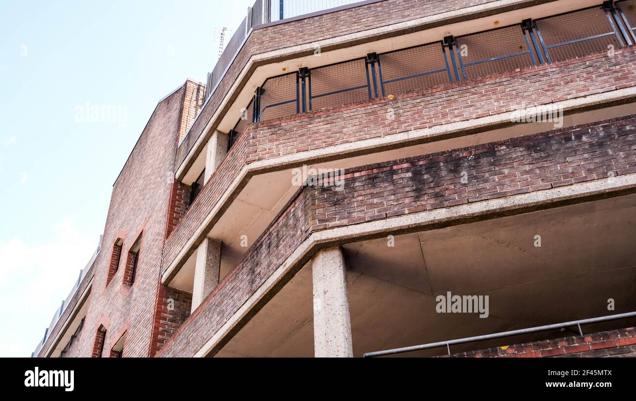 London UK, März 19 2021, Modern Angular Design of A Public Car Park Architecure With No People Stockfoto