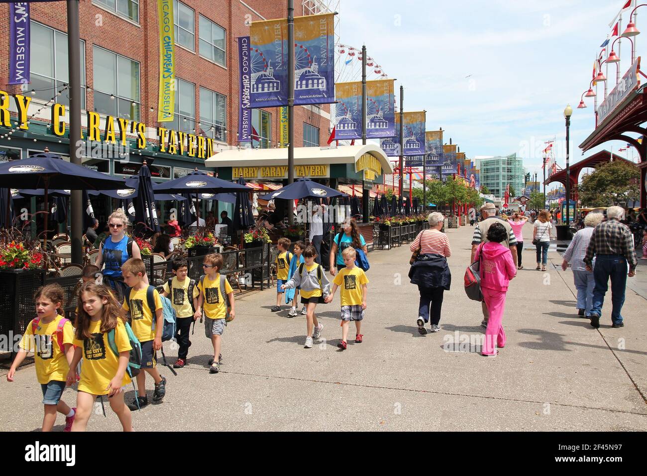 CHICAGO, USA - 26. JUNI 2013: Die Menschen besuchen den Navy Pier in Chicago. Der 3.300 Meter lange Pier aus dem Jahr 1916 ist eines der bekanntesten Wahrzeichen Chicagos. Stockfoto