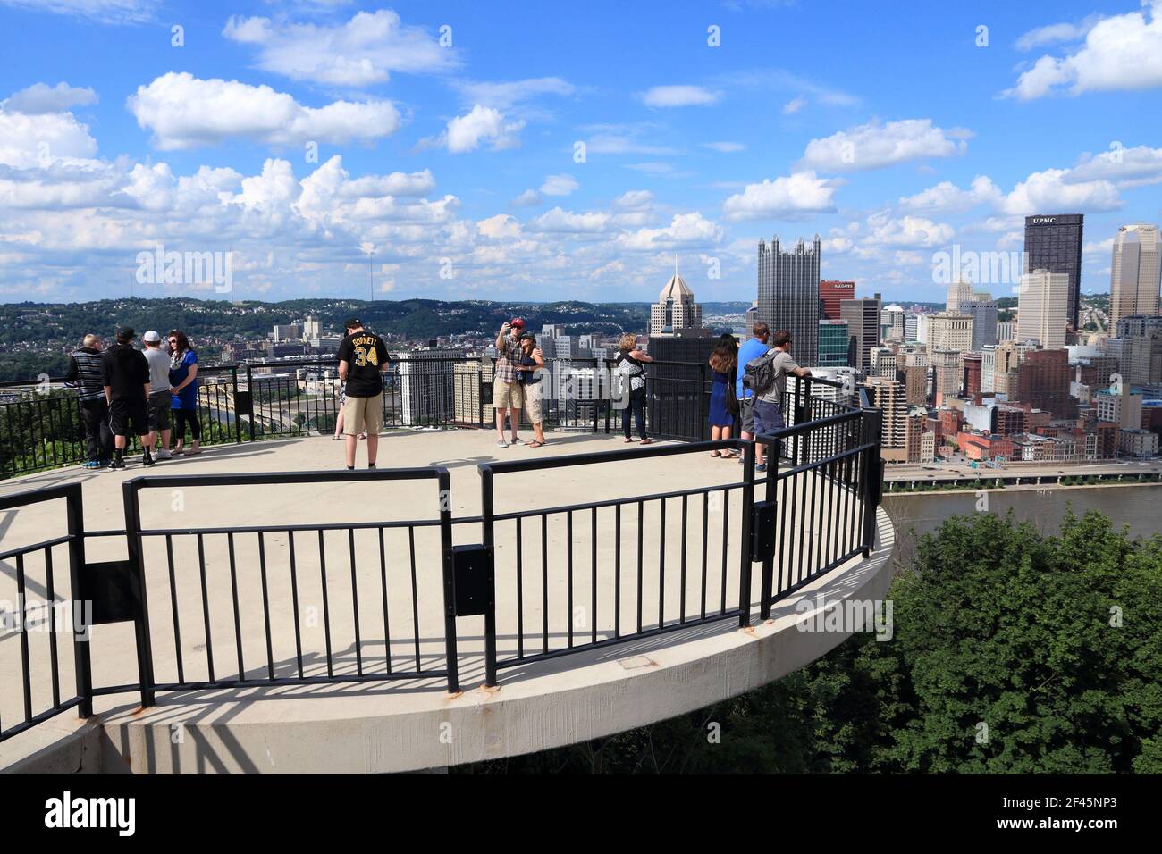 PITTSBURGH, USA - 29. JUNI 2013: die Menschen besuchen die Skyline blicken in Pittsburgh. Mit einer Bevölkerung von 306,211 Es ist die 2. größte Stadt in den USA stat Stockfoto