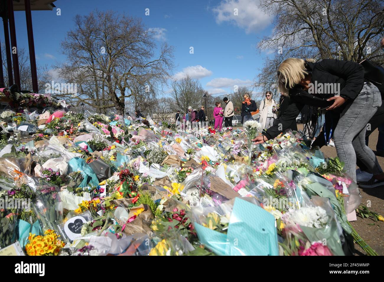 Blumen Tribute am Bandstand in Clapham Common, London, für Sarah Everard. PC Wayne Couzens, 48, erschien im Old Bailey in London und wurde wegen der Entführung und Ermordung des 33-Jährigen angeklagt. Bilddatum: Freitag, 19. März 2021. Stockfoto