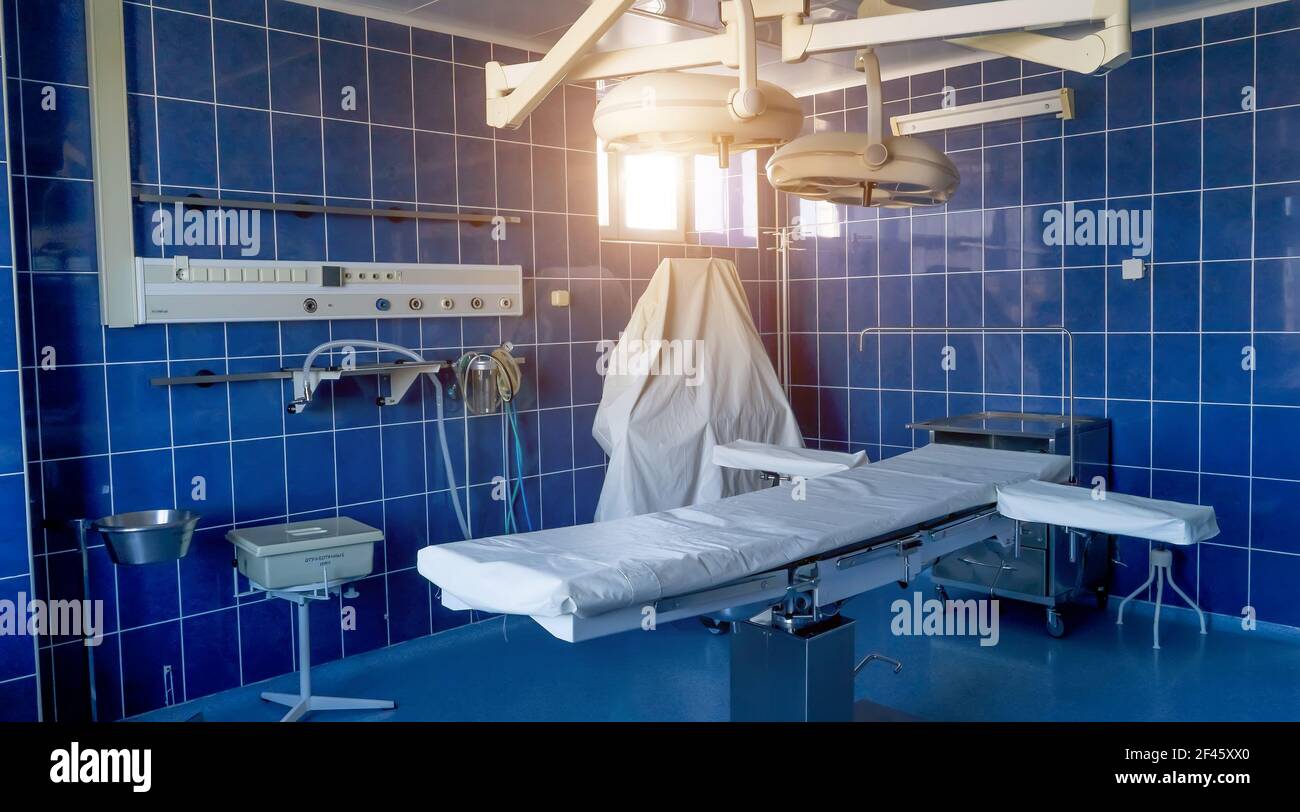 Operationstisch in einem modernen Operationssaal. Medizinische Geräte für die Neurochirurgie. Hintergrund. Stockfoto