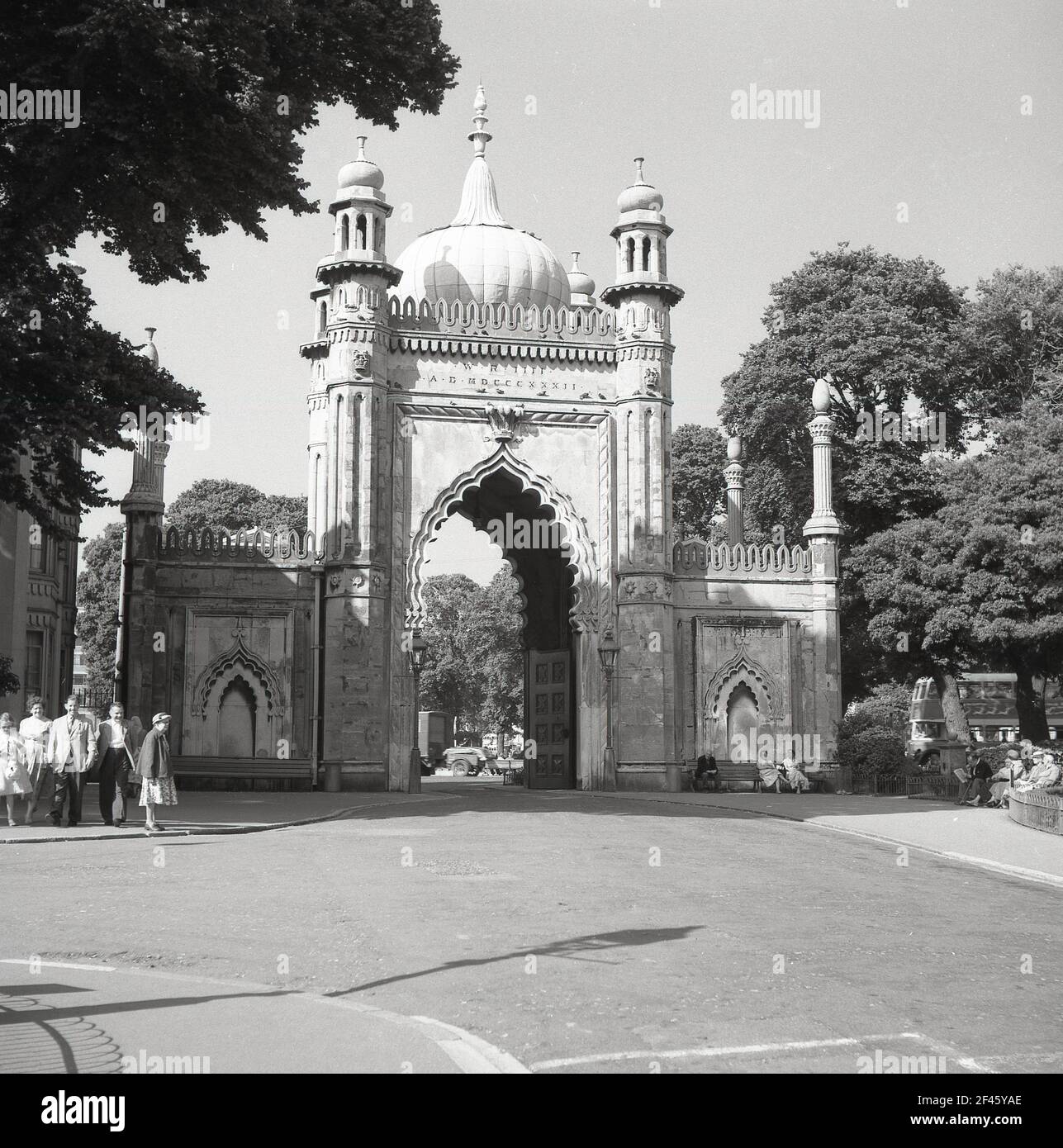 1950s, historisch, der dekorative gewölbte Eingang oder das Tor zum Königlichen Palast oder Königlichen Pavillon in Brighton, East Sussex, England, Großbritannien. Der Pavillon wurde 1787 gegründet und in drei Etappen errichtet, als Zufluchtsort am Meer für George, Prinz von Wales, der 1811 zum Prinzregenten ernannt wurde, und König George IV. Im Jahr 1820. Eine Reihe von Architekten waren an der Residenz beteiligt, darunter John Nash und Augustus Charles Pugin. Der Palast wurde 1787 begonnen und zwischen 1815 und 1822 von John Nash in ein Gebäude im indischen Stil umgewandelt. Stockfoto