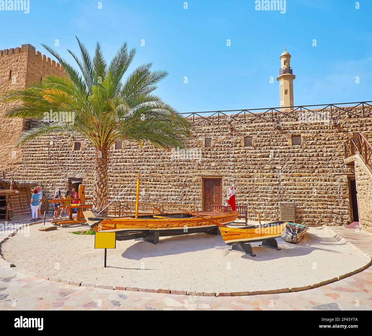 Die Ausstellung traditioneller Holzboote im Innenhof des Al Fahidi Fort, Dubai, VAE Stockfoto