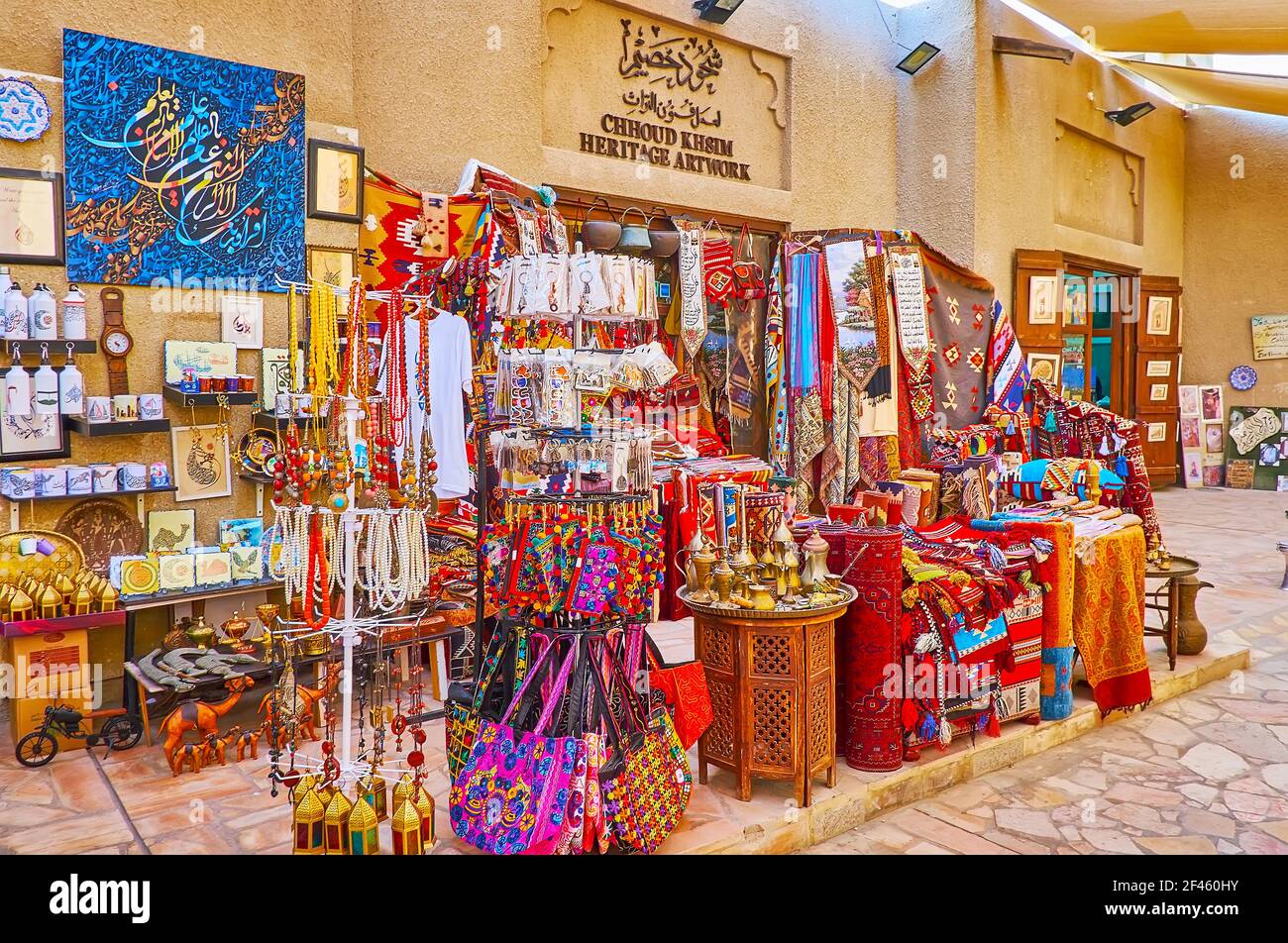 DUBAI, VAE - 8. MÄRZ 2020: Die bunten Souvenirs, Accessoires, Teppiche und Teppiche vor dem Antiquitäten- und Souvenirladen von Al Souk al Kabir (Alt Stockfoto