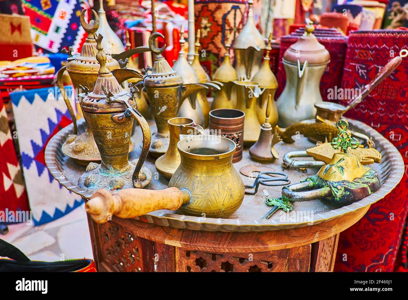 Die Vintage-Souvenirs von antiken Stall - geschnitzte dallah Kaffeekannen, türkische Cezves, Vorhängeschlösser, Al Souk al Kabir (Alter Markt) in Dubai, VAE Stockfoto