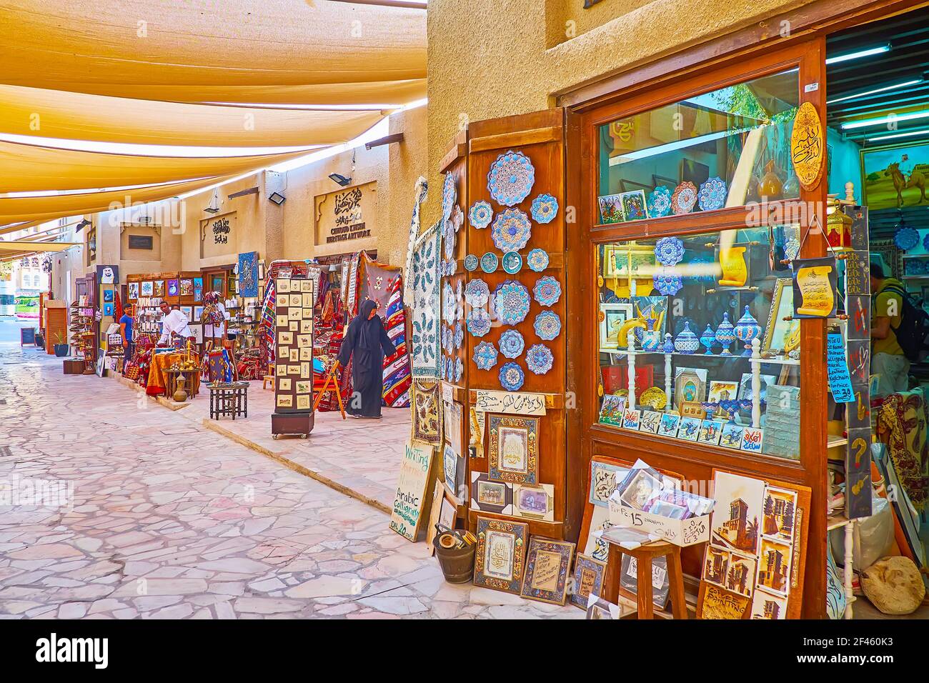 DUBAI, VAE - 8. MÄRZ 2020: Das Touristengeschäft in Al Souk al Kabir (Alter Markt) mit verschiedenen iranischen Souvenirs - Miniaturen, minakari Keramik, Ghalam Stockfoto