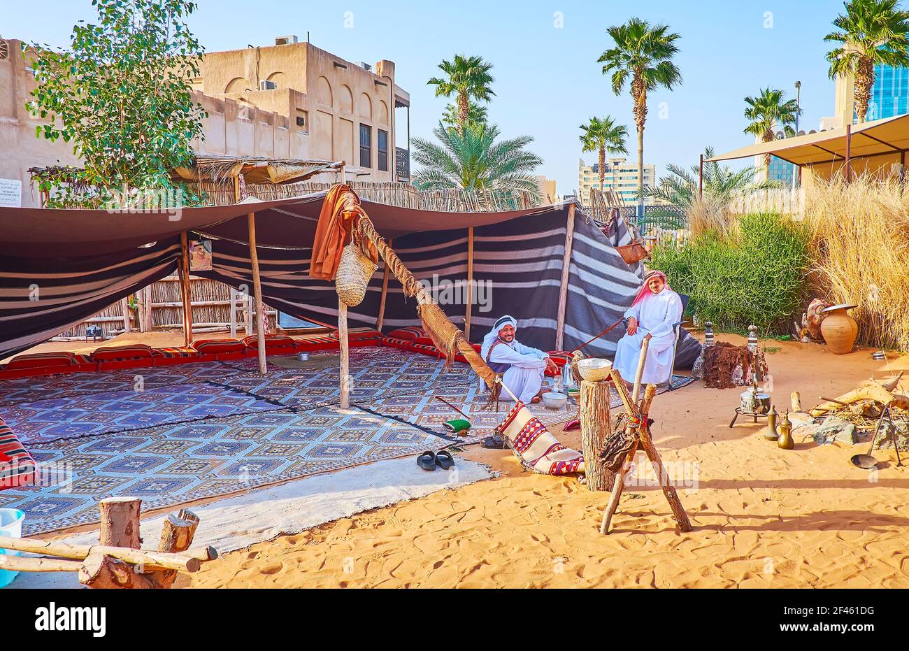 DUBAI, VAE - 8. MÄRZ 2020: Die Wüstenszene im Al Fahidi-Viertel mit arabischen beduinenzelten, Vintage-Kochgeschirr und Teppichen, die traditionelle Wüste darstellen Stockfoto