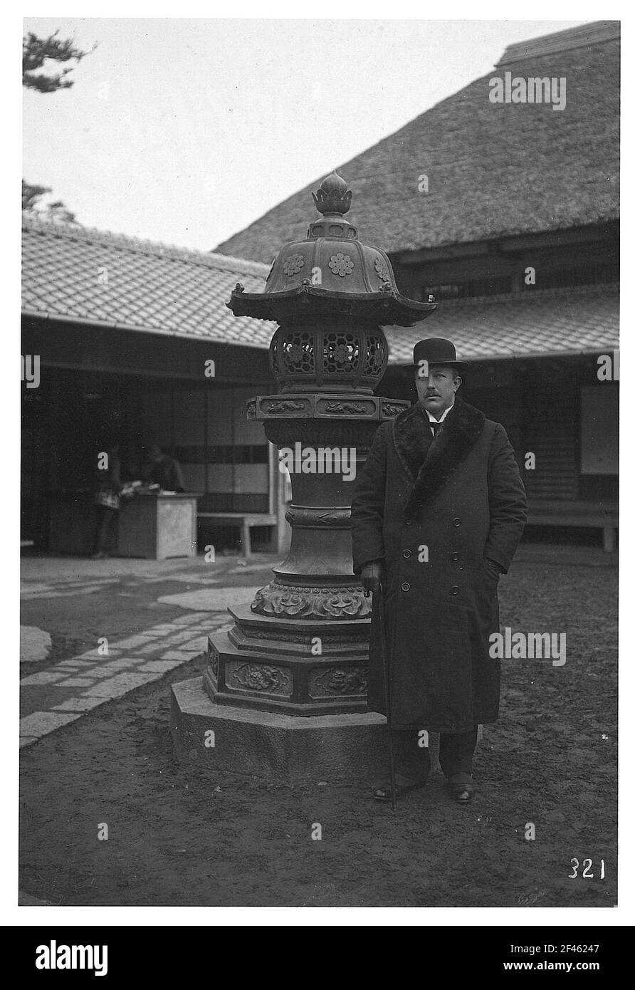 Nara, Japan. Tourist steht bei Stein heilige Laterne in einem Tempel Stockfoto