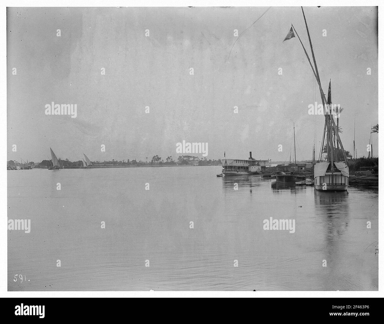 Kairo. Blick über den Nil mit Booten auf einem Steg Stockfoto