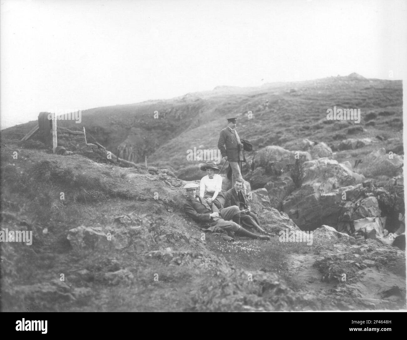 Akureyri (Island). Vier Passagiere des Hochsee-Passagierdampfers 'Victoria Luise' auf einem Hügel über dem Glera-Fall. Auf der Suche nach Nordwesten über der hohen Oberfläche Stockfoto