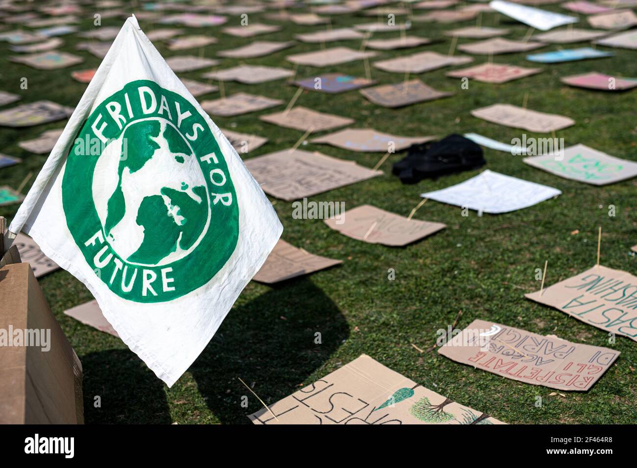 TURIN, ITALIEN - 19. März 2021: Eine Flagge des Freitags für die Zukunft wird während der "Freitags für die Zukunft"-Demonstration gesehen, einem weltweiten Klimaangriff gegen staatliche Untätigkeit gegenüber dem Klimawandel und der Umweltverschmutzung. Wegen der Coronavirus-Maßnahmen Demonstration war statisch und Demonstranten platziert Tausende von Plakaten auf dem Boden im Park. (Foto von Nicolò Campo/Sipa USA) Stockfoto