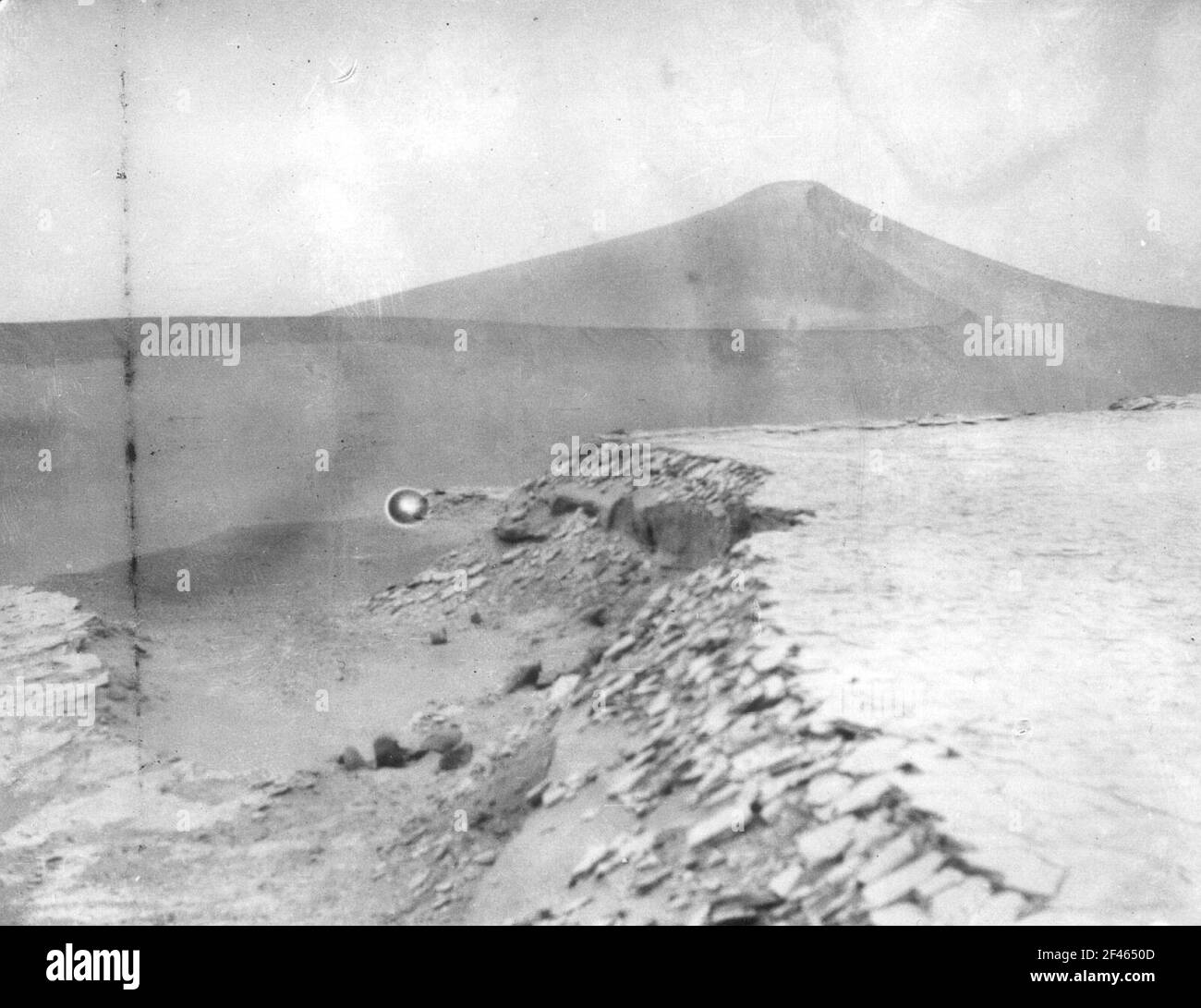 China.Sinkiang (Xinjiang). Takla Makan. Tonterrasse (Limni See Entfernung) gegen Barchane (Sicherdünen) Stockfoto