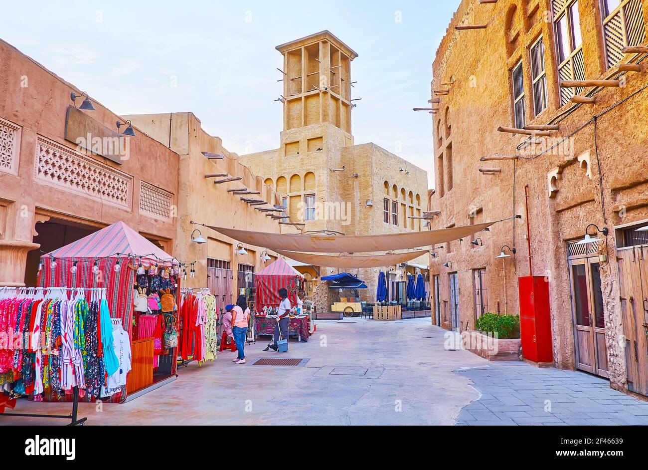 Die kleinen Stände des touristischen Marktes von Al Fahidi Bezirk mit Souvenirs, Accessoires und Kleidung, Dubai, VAE Stockfoto