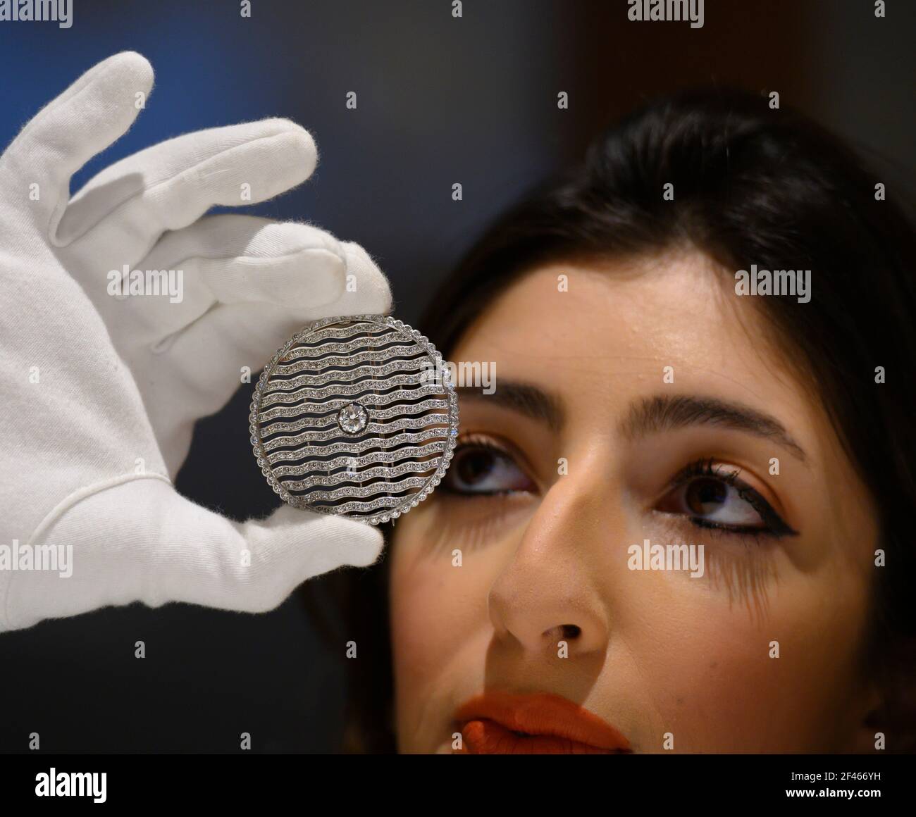 Sotheby's, London, Großbritannien. 19. März 2021. Die Familiensammlung der verstorbenen Gräfin Mountbatten von Burma, Ururenkelin von Königin Victoria, wird am 24. März in Sotheby’s London angeboten. Bild: DIAMANT-BROSCHE, ENTWORFEN VON DER EARL MOUNTBATTEN, von kreisförmiger Form, mit einem durchbohrten wellenförmigen Muster Pavé-Set mit eingeschliffenen Diamanten, in der Mitte mit einem Brillant gesetzt. £4.000-6.000. Quelle: Malcolm Park/Alamy Live News Stockfoto