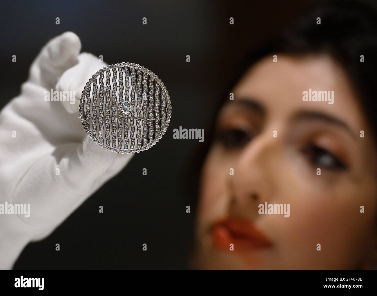 Sotheby's, London, Großbritannien. 19. März 2021. Die Familiensammlung der verstorbenen Gräfin Mountbatten von Burma, Ururenkelin von Königin Victoria, wird am 24. März in Sotheby’s London angeboten. Bild: DIAMANT-BROSCHE, ENTWORFEN VON DER EARL MOUNTBATTEN, von kreisförmiger Form, mit einem durchbohrten wellenförmigen Muster Pavé-Set mit eingeschliffenen Diamanten, in der Mitte mit einem Brillant gesetzt. £4.000-6.000. Quelle: Malcolm Park/Alamy Live News Stockfoto