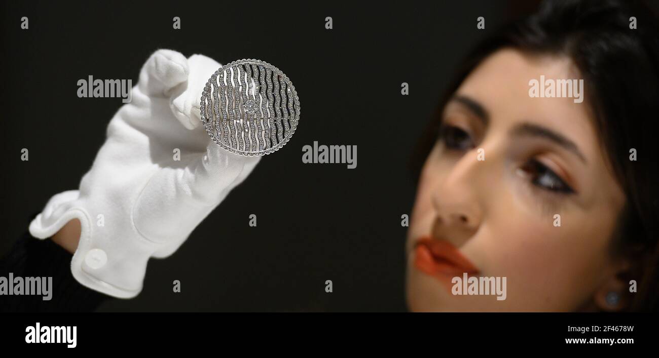 Sotheby's, London, Großbritannien. 19. März 2021. Die Familiensammlung der verstorbenen Gräfin Mountbatten von Burma, Ururenkelin von Königin Victoria, wird am 24. März in Sotheby’s London angeboten. Bild: DIAMANT-BROSCHE, ENTWORFEN VON DER EARL MOUNTBATTEN, von kreisförmiger Form, mit einem durchbohrten wellenförmigen Muster Pavé-Set mit eingeschliffenen Diamanten, in der Mitte mit einem Brillant gesetzt. £4.000-6.000. Quelle: Malcolm Park/Alamy Live News Stockfoto