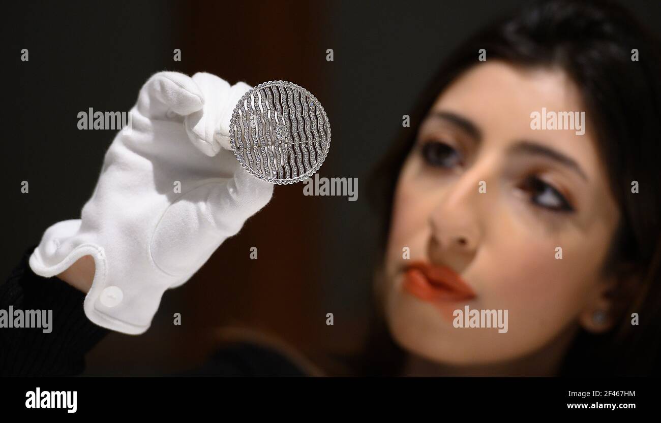 Sotheby's, London, Großbritannien. 19. März 2021. Die Familiensammlung der verstorbenen Gräfin Mountbatten von Burma, Ururenkelin von Königin Victoria, wird am 24. März in Sotheby’s London angeboten. Bild: DIAMANT-BROSCHE, ENTWORFEN VON DER EARL MOUNTBATTEN, von kreisförmiger Form, mit einem durchbohrten wellenförmigen Muster Pavé-Set mit eingeschliffenen Diamanten, in der Mitte mit einem Brillant gesetzt. £4.000-6.000. Quelle: Malcolm Park/Alamy Live News Stockfoto