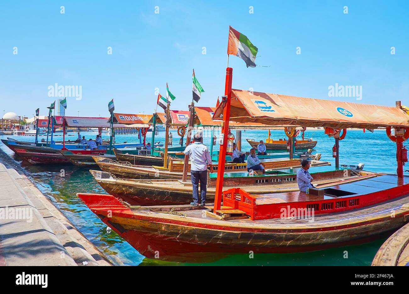 DUBAI, VAE - 8. MÄRZ 2020: Die alten hölzernen öffentlichen Abra-Boote sind am 8. März in Dubai im Hafen von Bur Dubai vertäut Stockfoto