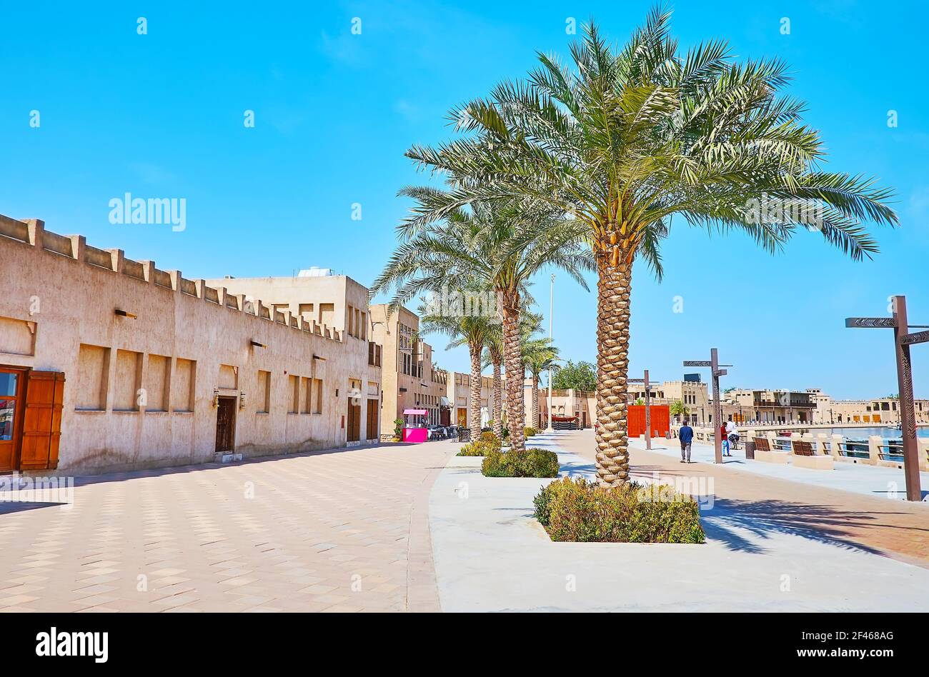 Machen Sie einen Spaziergang am Ufer des Dubai Creek im historischen viertel adobe Al Shindagha, Dubai, VAE Stockfoto