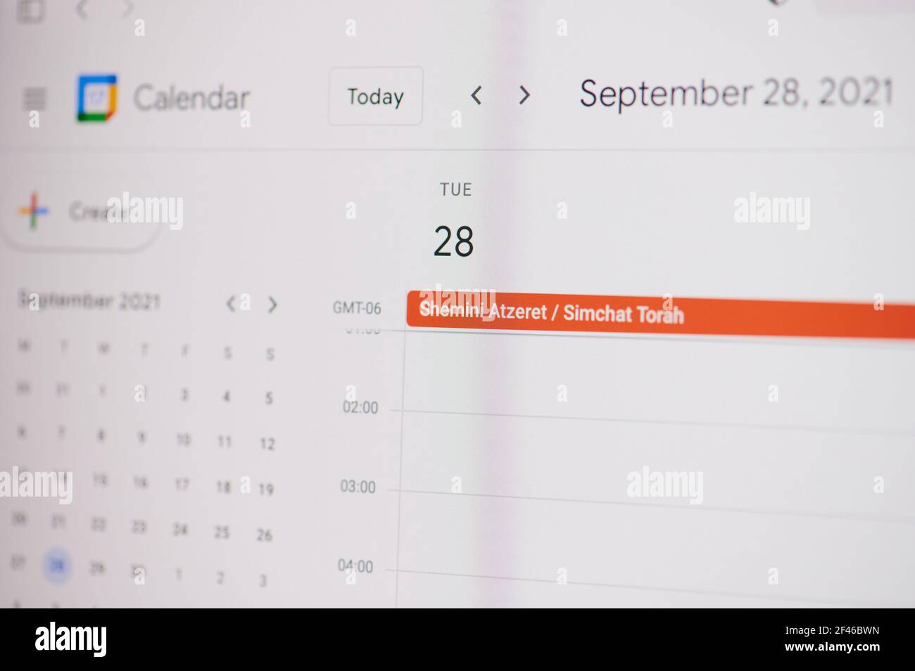 New york, USA - 17. Februar 2021: Shemini Atzeret 28. September auf google Kalender auf Laptop-Bildschirm Nahaufnahme. Stockfoto