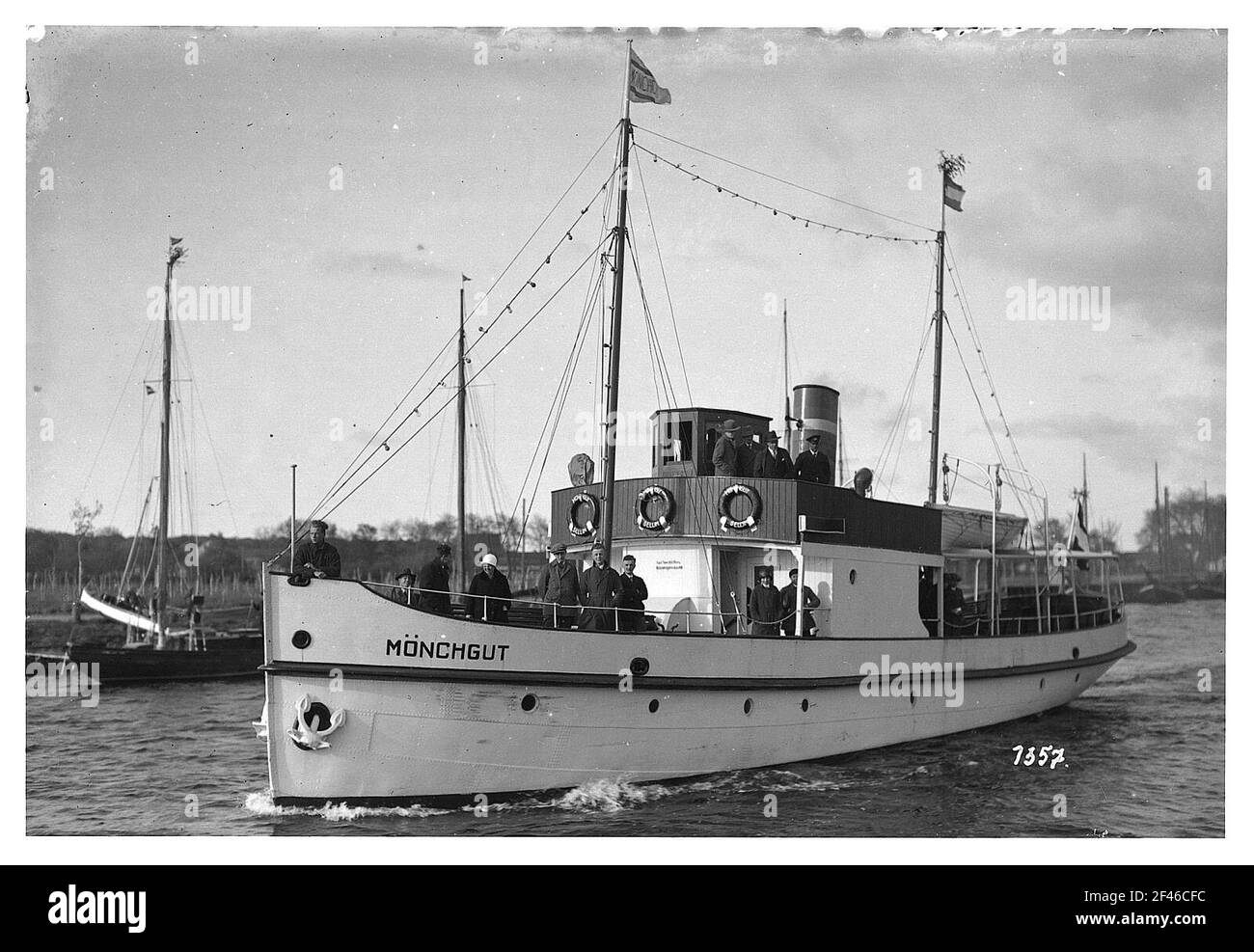 Dampfvater Boot 'Mönchgut' bei einer Fahrt in einem Rügener Hafen Stockfoto
