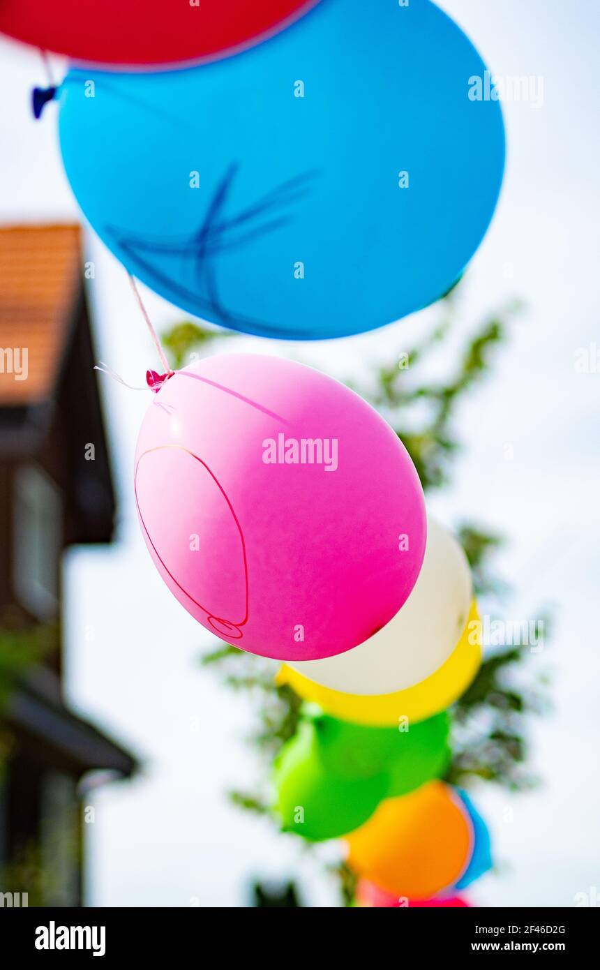 Geburtstagsdekoration: Luftballons an einer Schnur festgebunden  Stockfotografie - Alamy