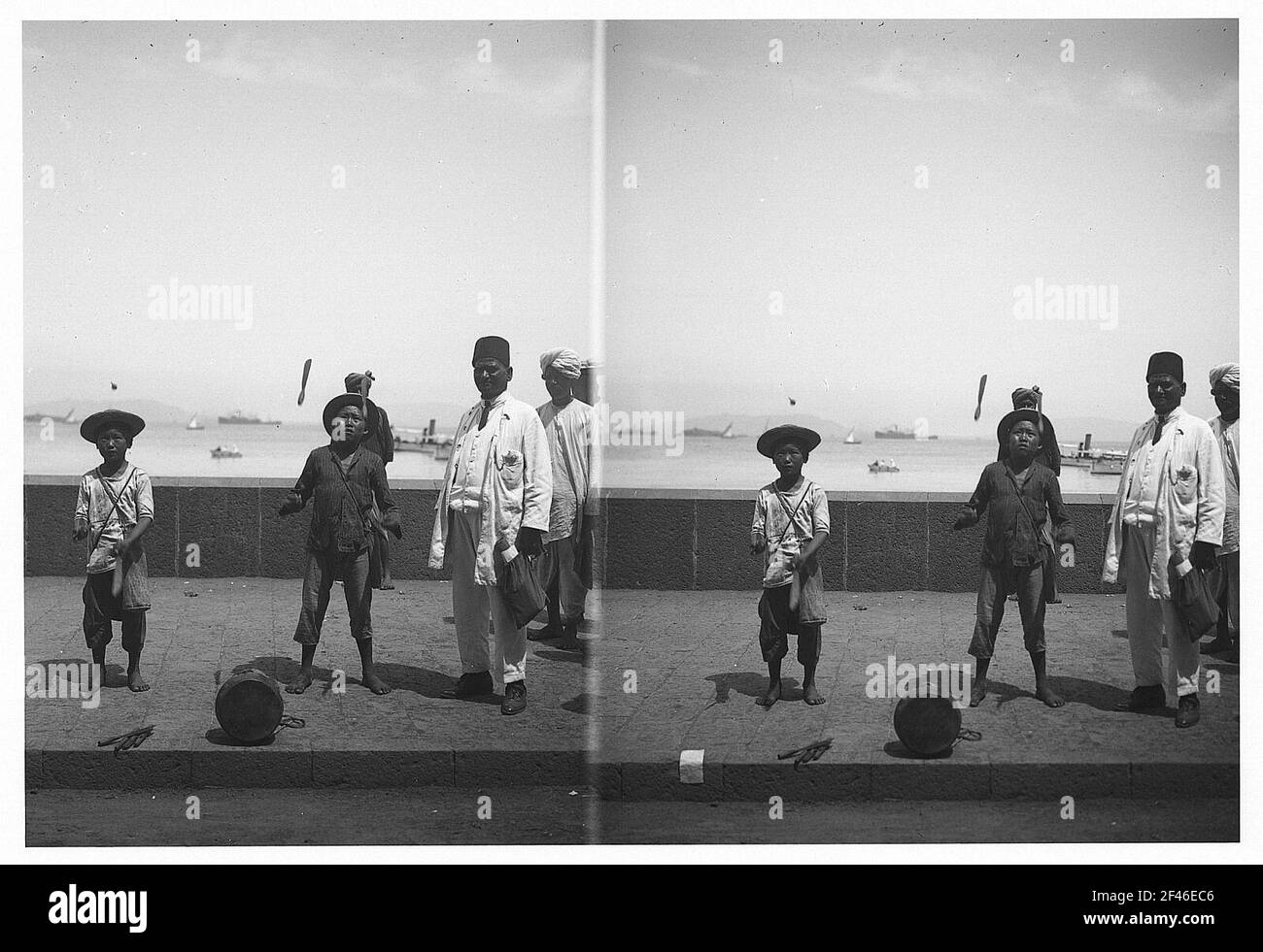 Indien. Zwei Straßen klobig jonglieren auf einer Straße an der Küste Stockfoto