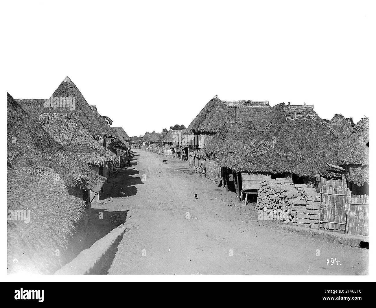 Manila, Philippinen. Straße zu einem Wohngebiet mit traditionellen Nipa Hütten aus Bambus Stockfoto