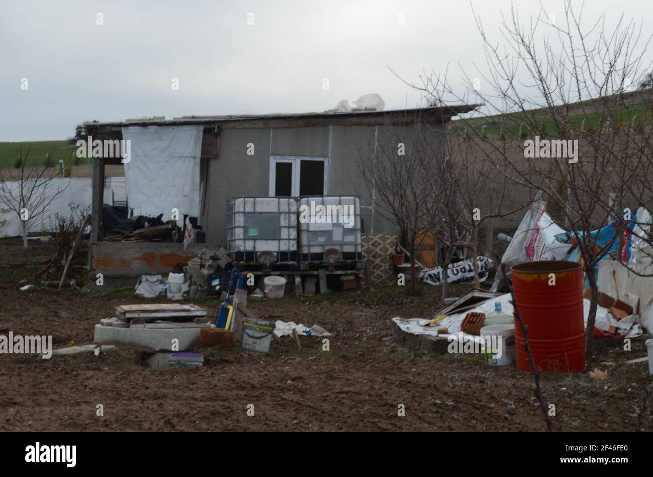 Der Garten eines schmutzigen, chaotischen Hauses voller Dinge. Hausbesetzer. Stockfoto