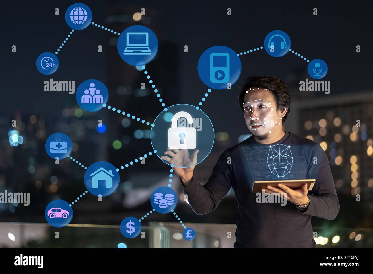 Asiatische kreative Freiberufler mit Technologie-Tablet mit authentificate von Gesichtserkennung und Erkennung mit verschiedenen Internet der Dinge Symbol, Biometri Stockfoto