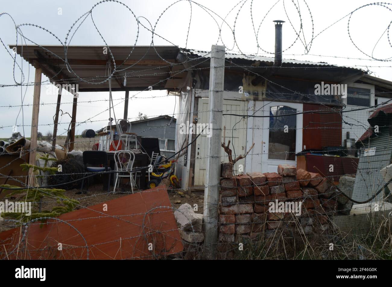 Der Garten eines schmutzigen, chaotischen Hauses voller Dinge. Hausbesetzer. Stockfoto