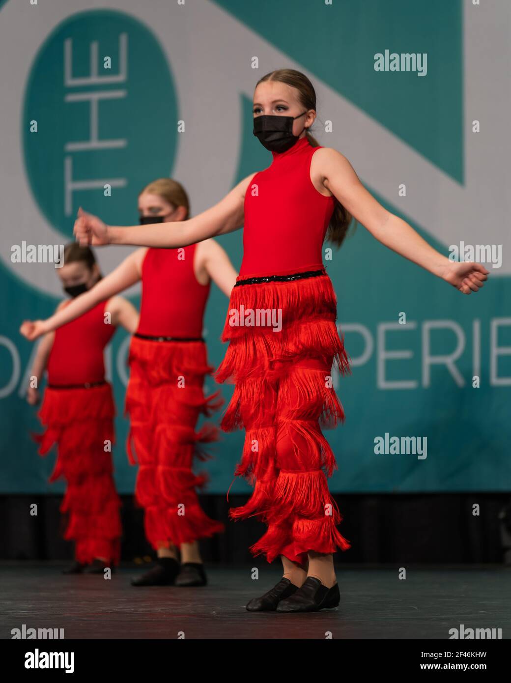 VANCOUVER, KANADA - 12. März 2021: Kinder in roten Kostümen treten für ihr Tanzkonzert auf Stockfoto