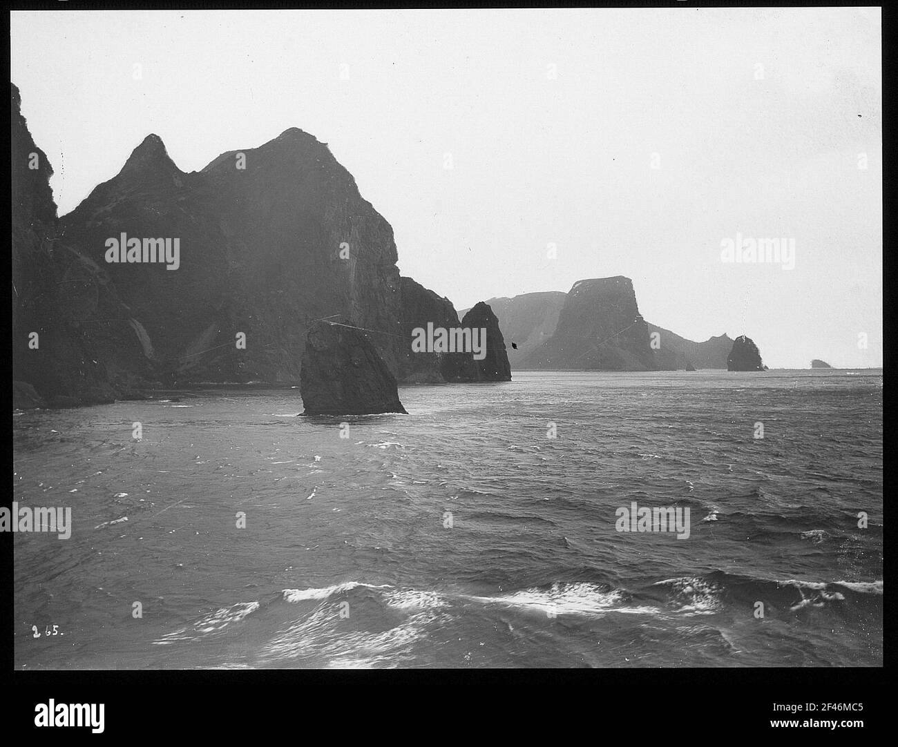 Island, Westmänner Inseln. Fahren Sie entlang der Vogelfelsküste. Blick von einem Hochsee-Passagierdampfer Stockfoto