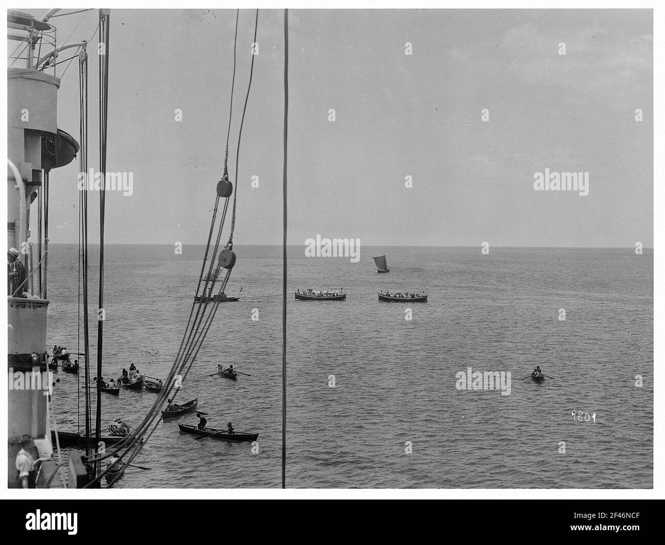 Saint-Pierre, Martinique. Blick vom Deck eines Hochsee-Passagierdampfers auf Booten mit Einheimischen und Touristen in Rettungsbooten, wenn sie vor der Küste sitzen Stockfoto