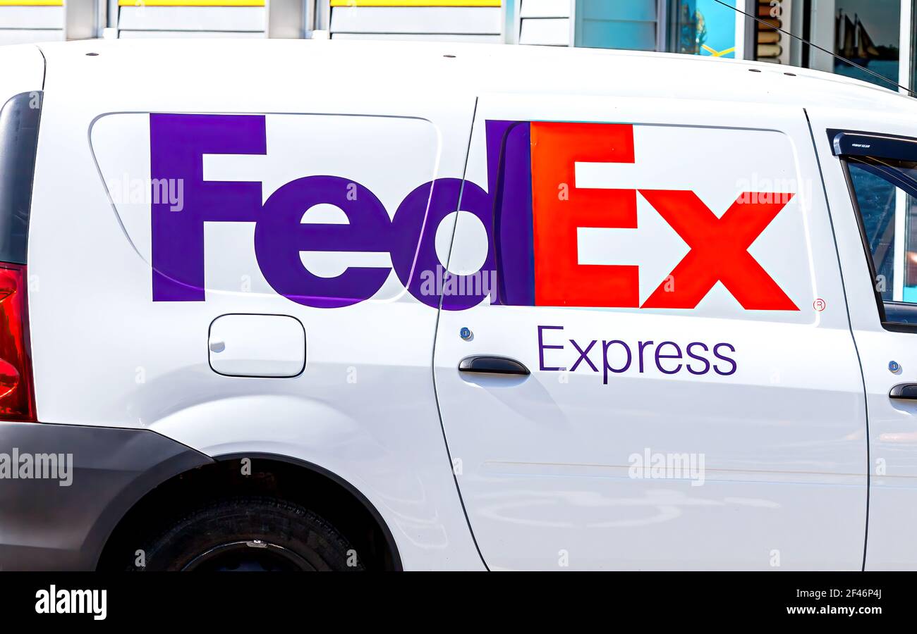 Moskau, Russland - 28. Juli 2016: FedEx Express-Logo auf dem Fahrzeugbrett Stockfoto
