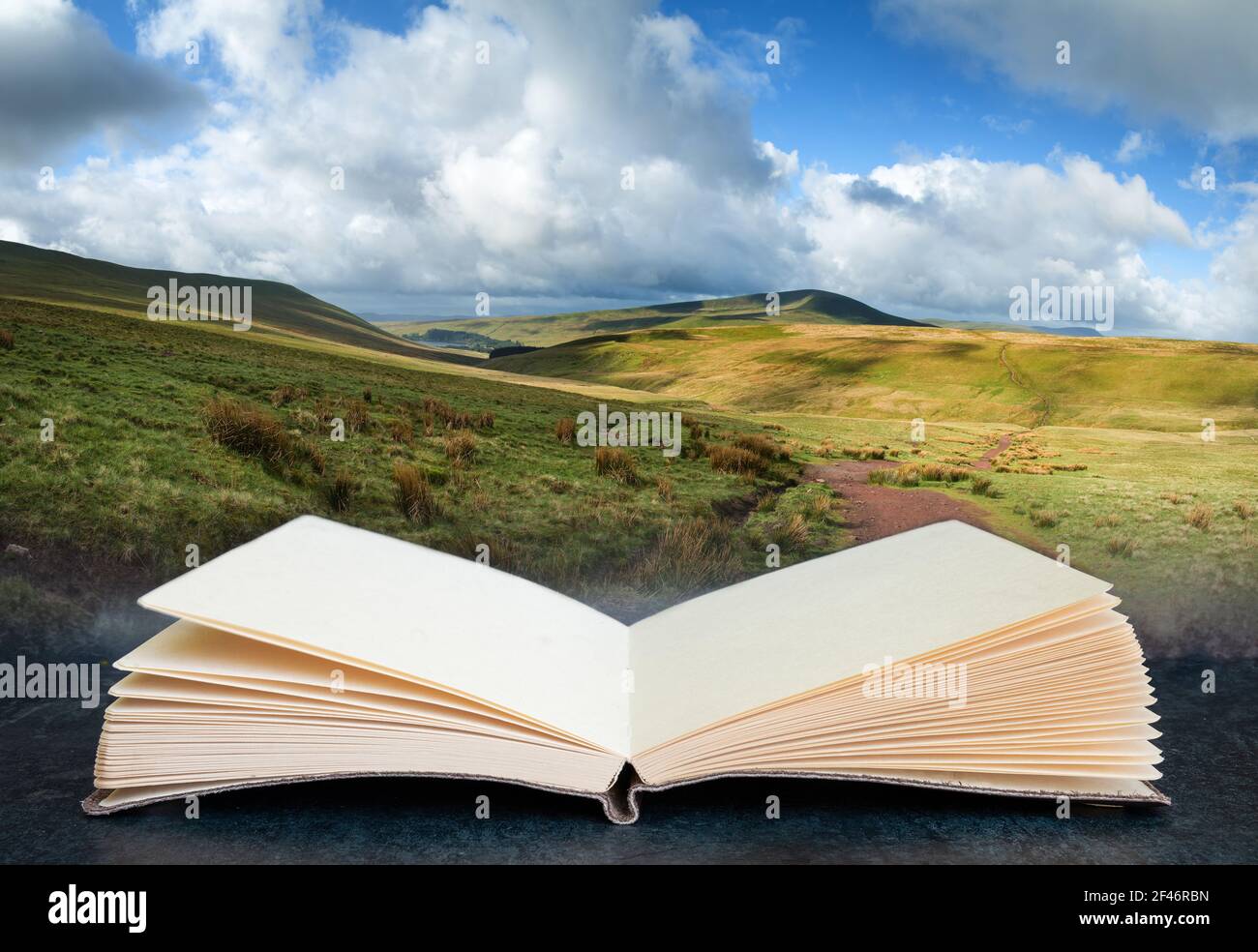 Schöne Landschaft des Brecon Beacons National Park mit dramatischen Himmel Kommt aus Seiten des konzeptuellen Buches Stockfoto