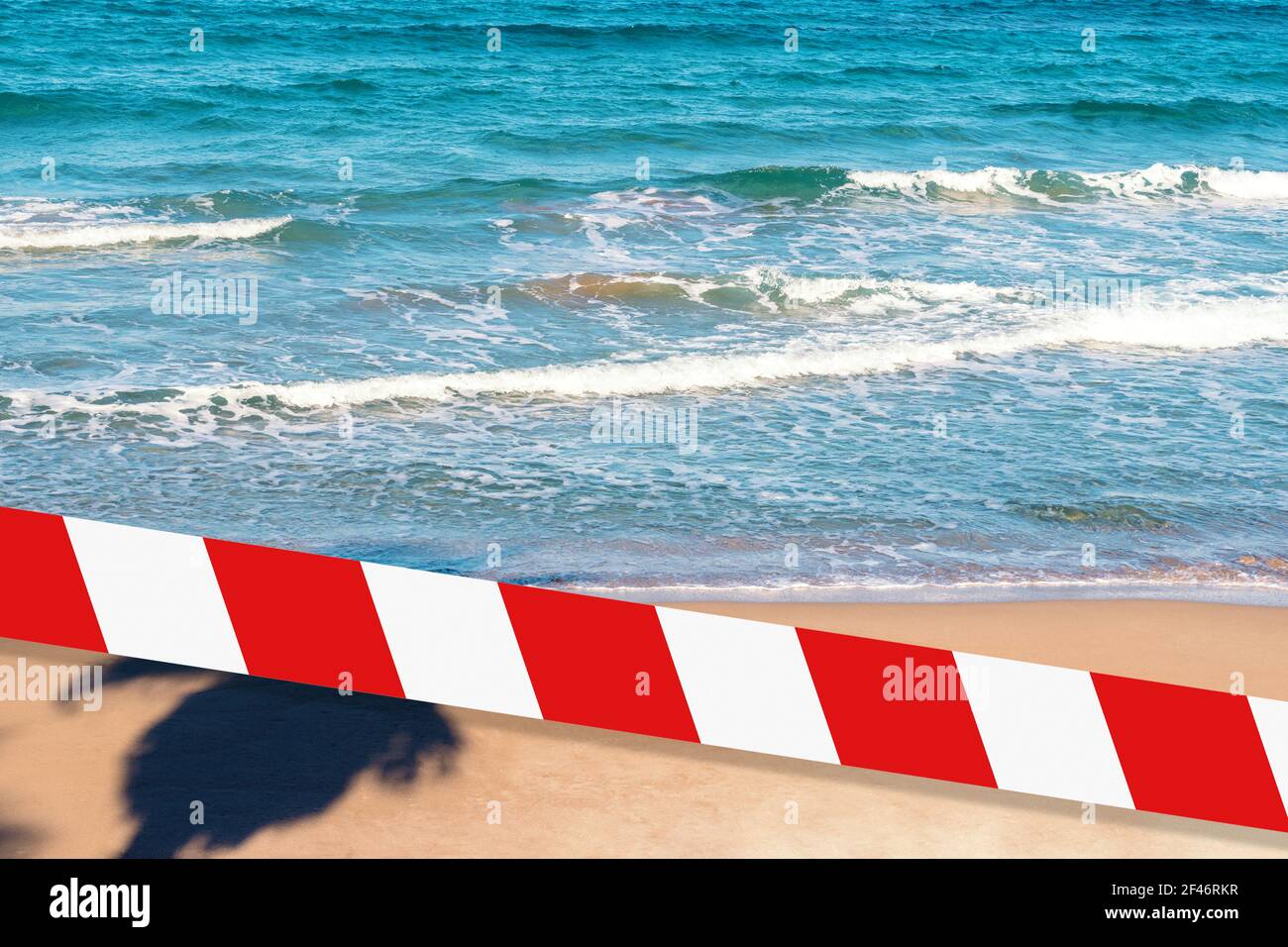 Sperrband - Quarantäne, Isolationskonzept, Einreiseverbot. Nicht überqueren. Palmschatten über dem Meerwasser am Strand. Stockfoto