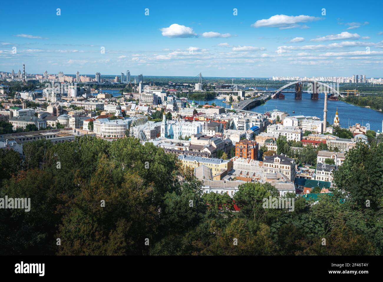 Luftaufnahme von Kiew mit Dnjepr und Podolsky Brücke - Kiew, Ukraine Stockfoto