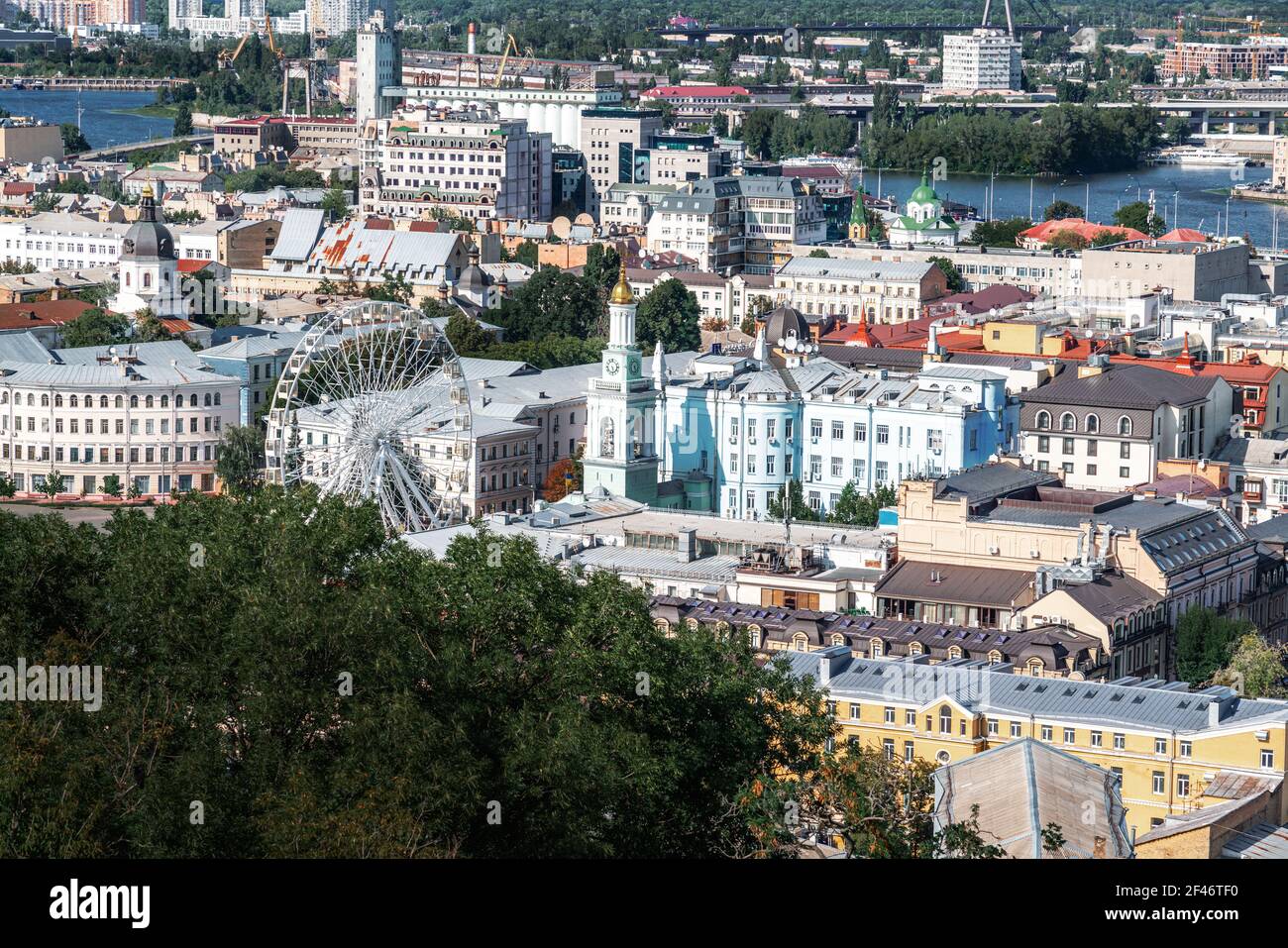 Luftaufnahme der Stadt Kiew mit Riesenrad und St. Katharina Griechisch-Orthodoxe Kirche - Kiew, Ukraine Stockfoto