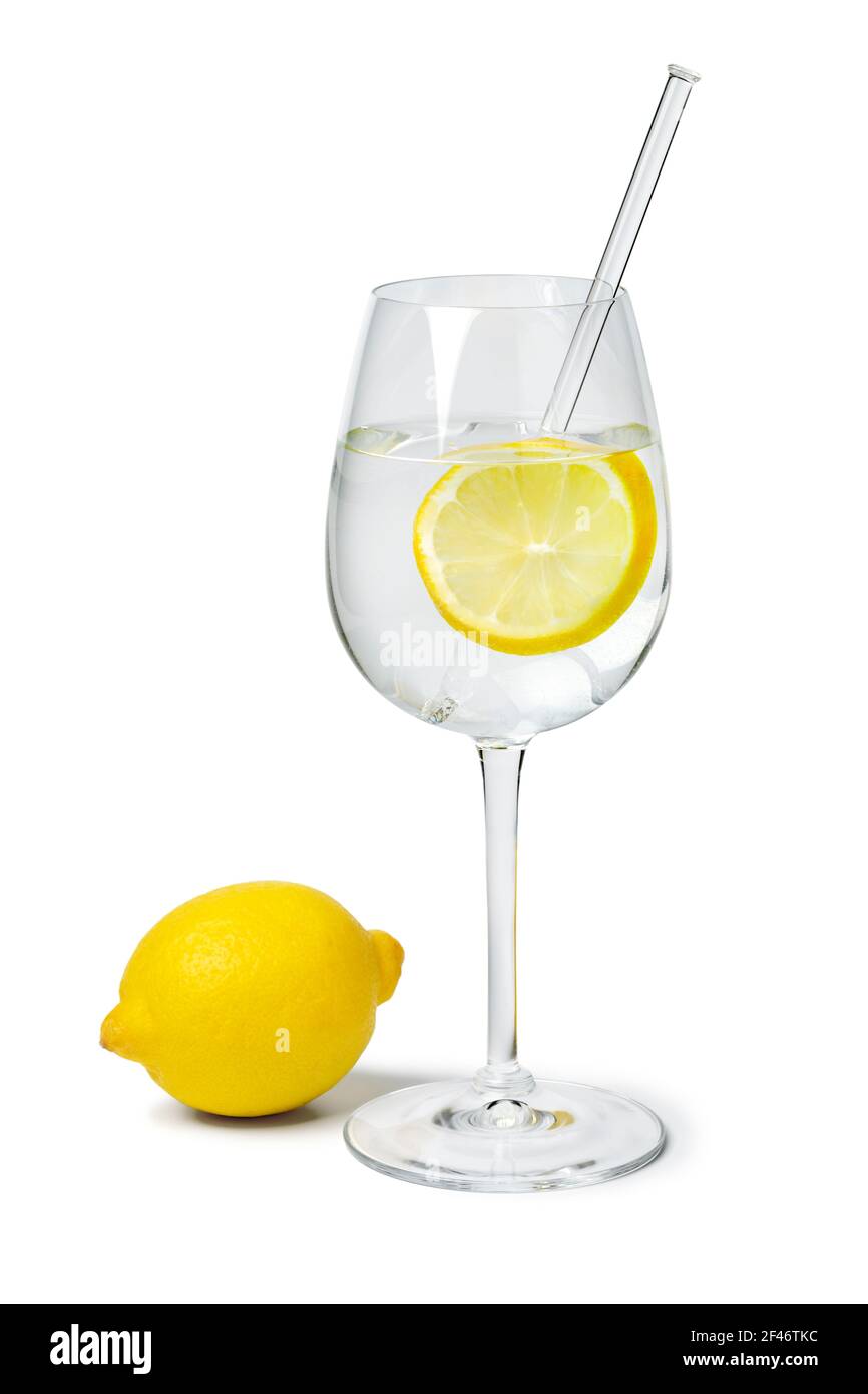 Frische gelbe Zitrone und ein Glas Wasser mit einer Zitrone Schneiden Sie als gesundes Getränk isoliert auf weißem Hintergrund Stockfoto