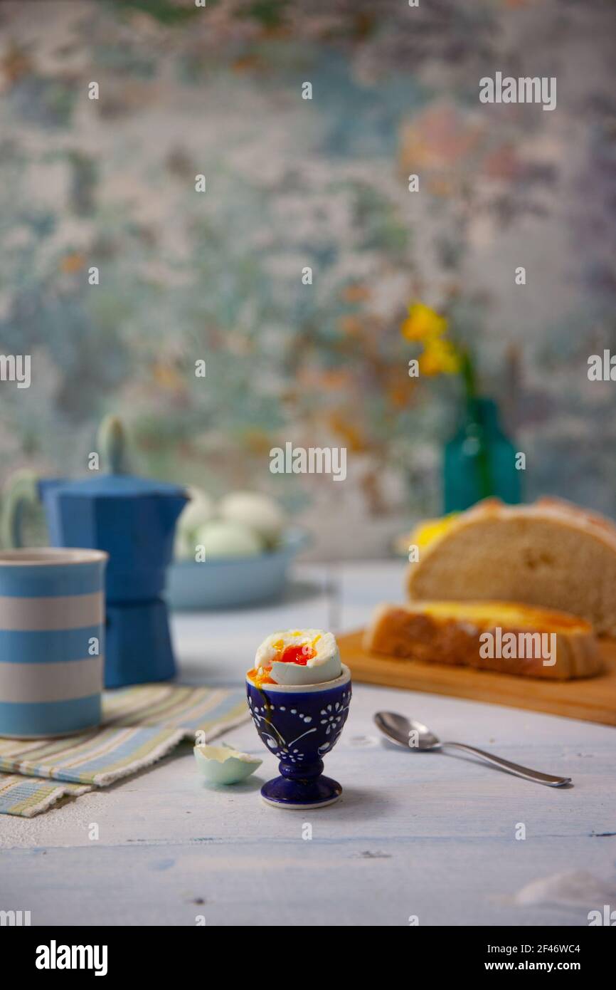 Gekochte blaue Eier auf einem rustikalen Bauerntisch zum Frühstück Stockfoto