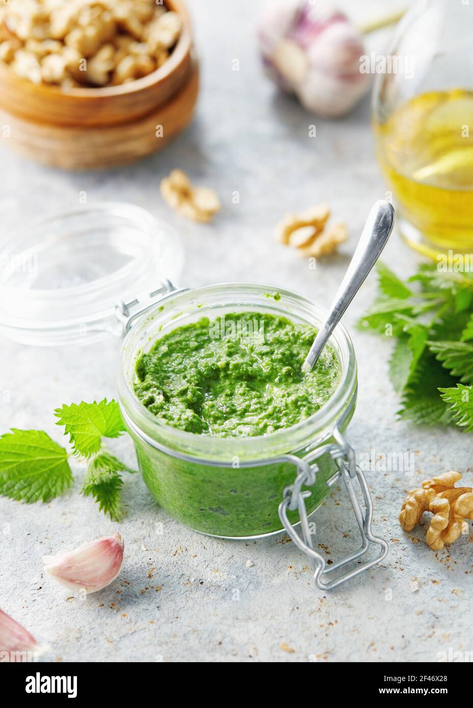 Vegetarische Brennnessel, Knoblauch und Walnusspesto. Nahaufnahme des Krug mit hausgemachtem Brennnesselpesto mit Walnüssen und Knoblauch. Stockfoto