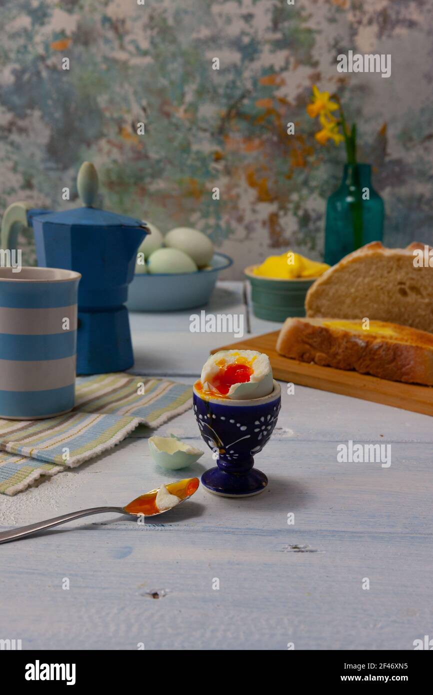 Gekochte blaue Eier auf einem rustikalen Bauerntisch zum Frühstück Stockfoto