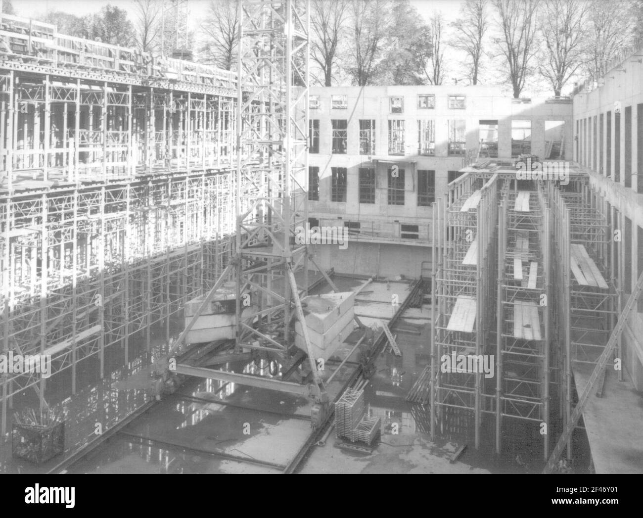 Baustelle Sächsische Landesbibliothek - Staats- und Universitätsbibliothek Dresden, Zentralbibliothek. Rohbau, zentraler Lesesaal und Turmdrehkran (Teilansicht mit Kranaufhängung) Stockfoto