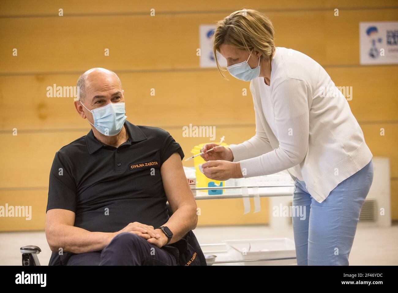 Slowenischer Premierminister Janez Jansa wird geimpft.Slowenische hohe Staatsbeamte, darunter Präsident Borut Pahor, und Premierminister Janez Jansa, wurden gegen Covid-19 mit dem Impfstoff AstraZeneca geimpft. (Foto von Luka Dakskobler / SOPA Images/Sipa USA) Stockfoto